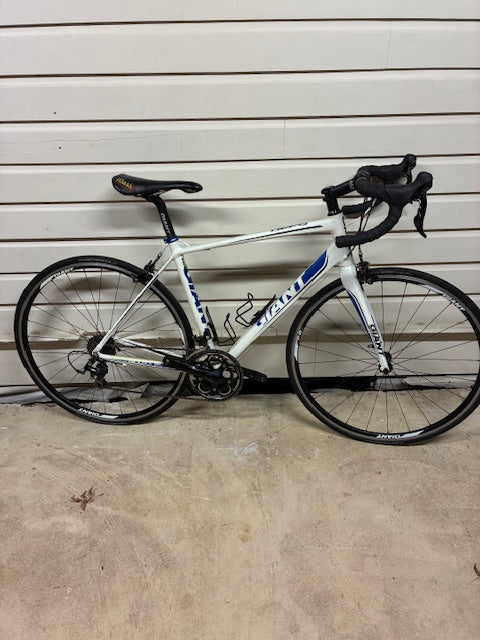 Giant Defy Road Bike Medium (pre-owned) – Buda Bike Company
